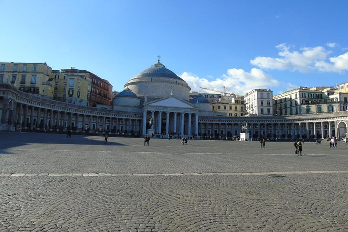 um grande edifício com uma cúpula no topo