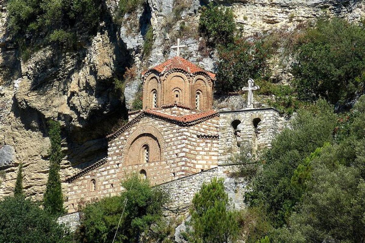 una antigua iglesia en la ladera de una montaña