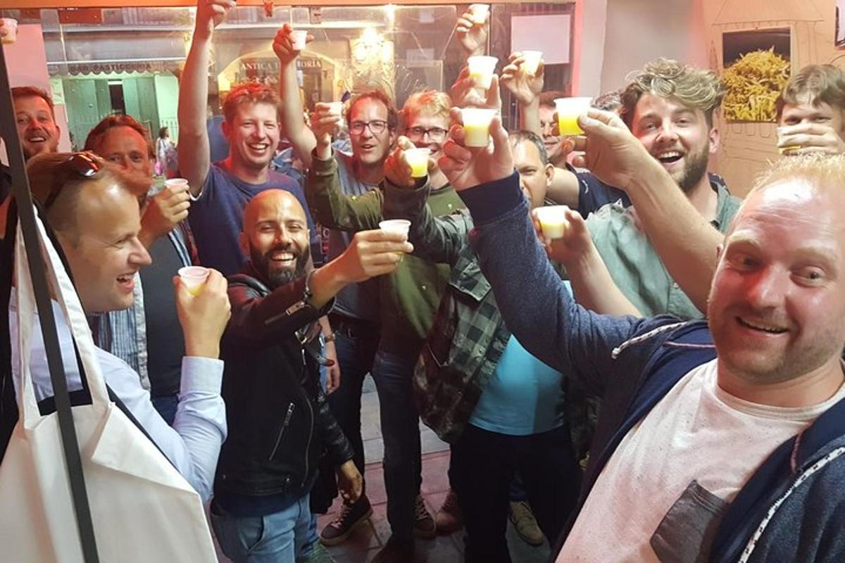 Un grupo de personas sosteniendo sus bebidas