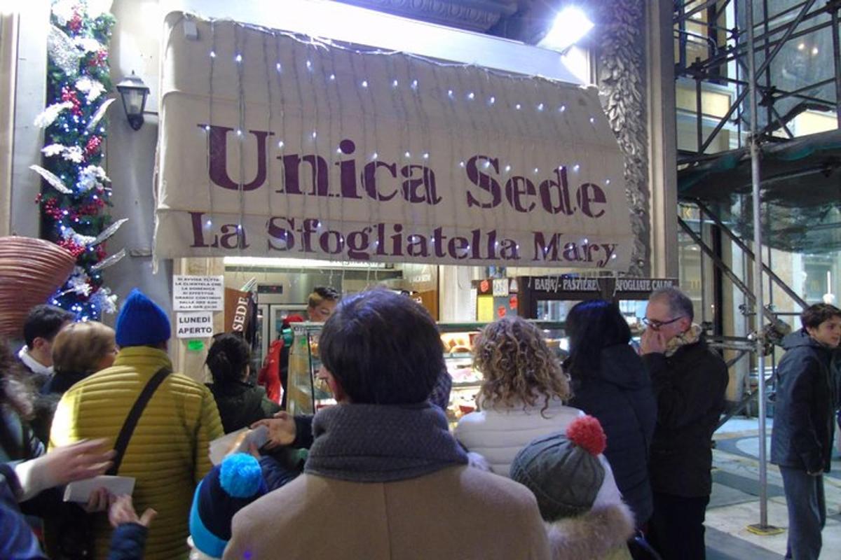 um grupo de pessoas em pé na frente de uma loja