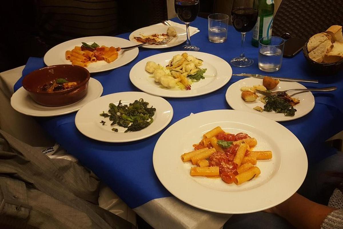 Una mesa azul con platos de comida encima.