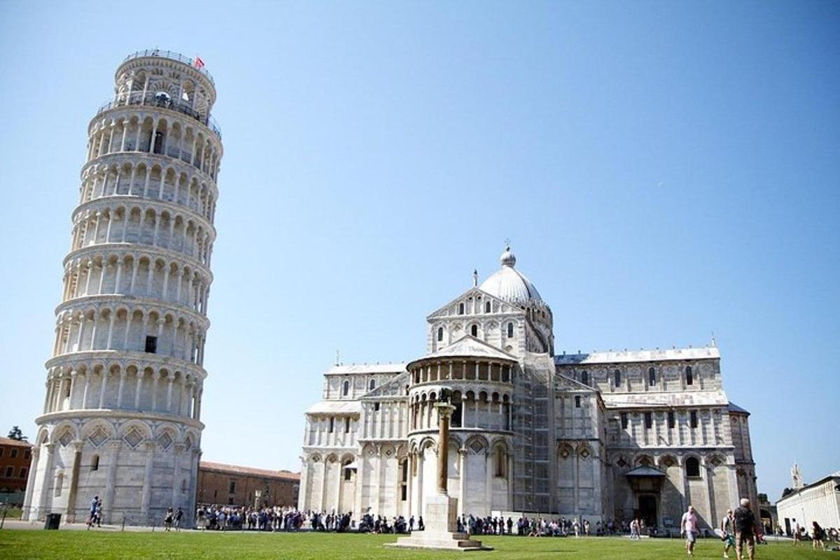o clădire cu turnul înclinat din Pisa