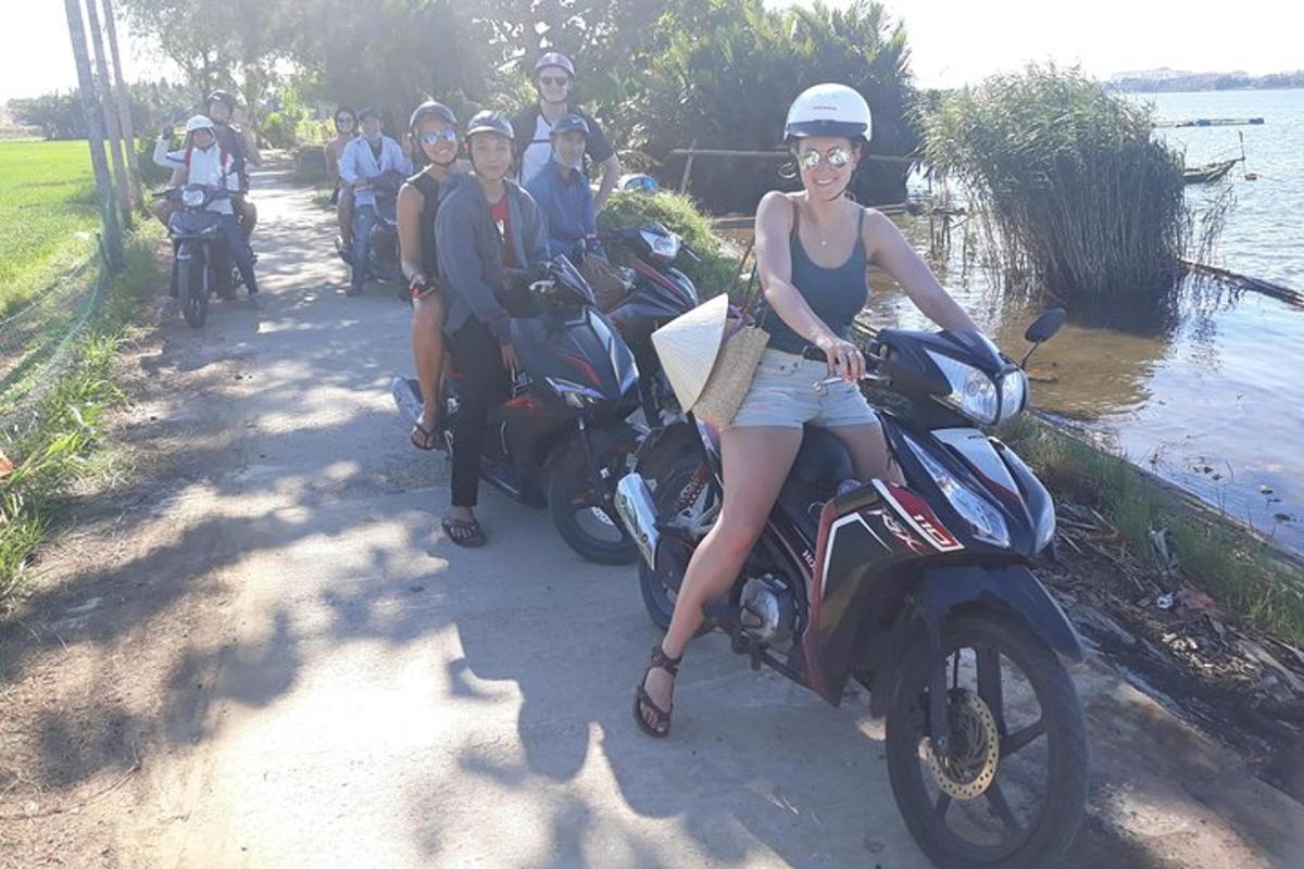 Skupina lidí sedí na motorkách