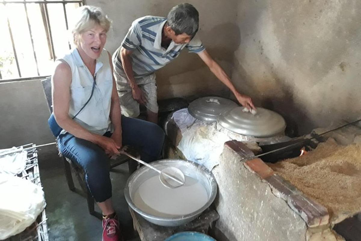muž a žena míchají v hrnci