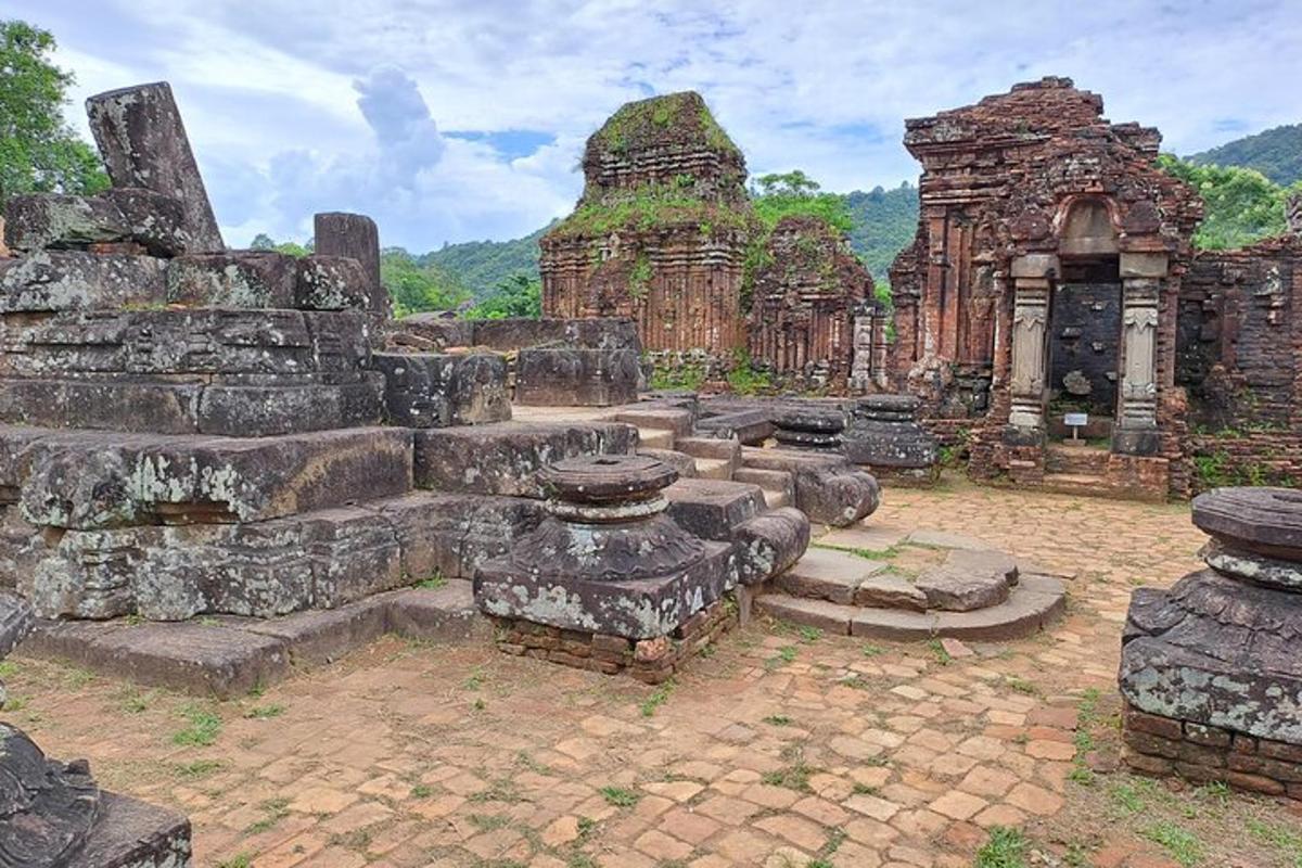sebuah bangunan tua dengan banyak reruntuhan