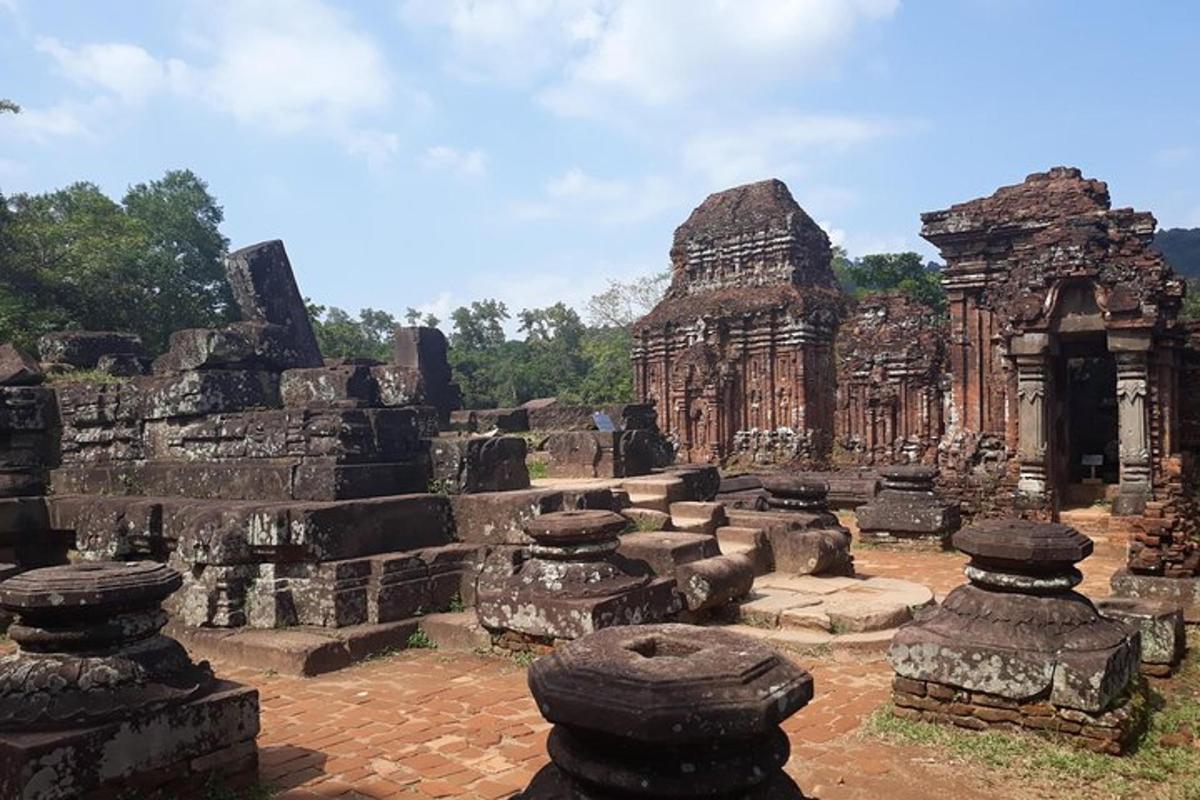sebuah kuil kuno dengan pilar batu dan reruntuhan