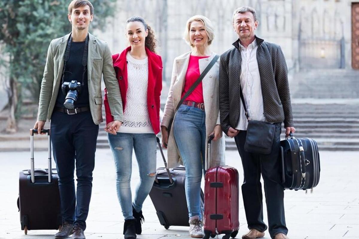 een groep van drie mensen die met hun bagage lopen