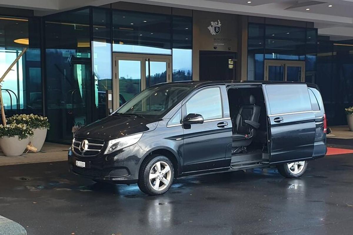 en svart og hvit varebil parkert foran en bygning
