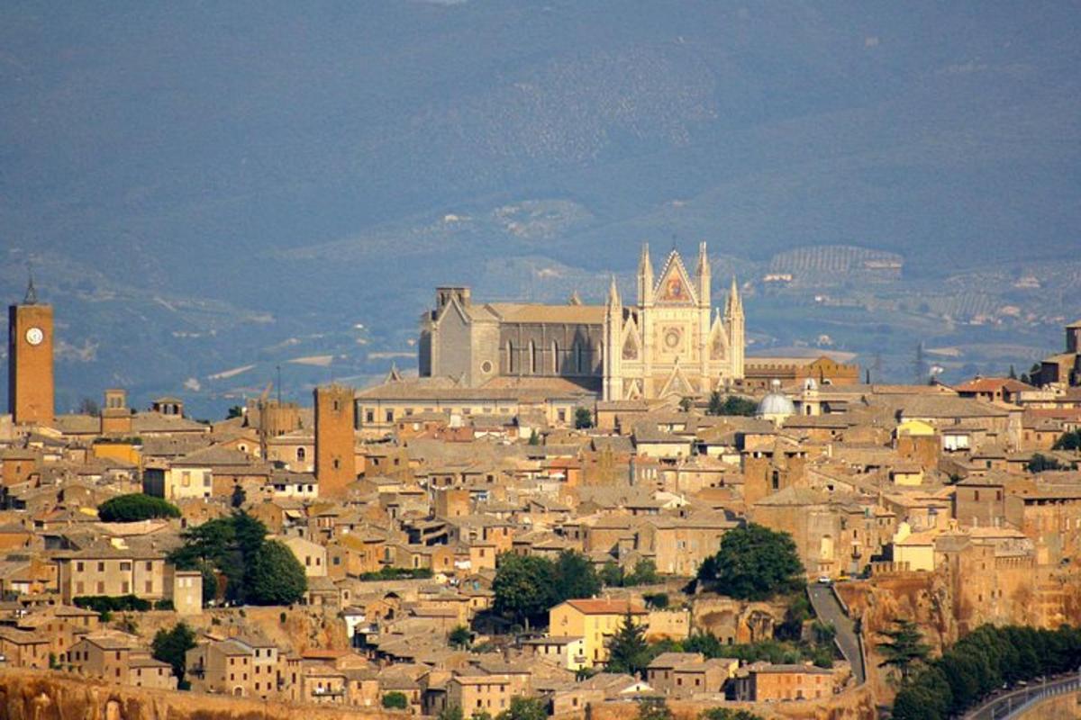 Una vista de una ciudad con una torre de reloj.