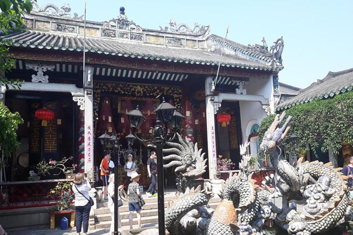 un grup de persones dempeus davant d'un temple