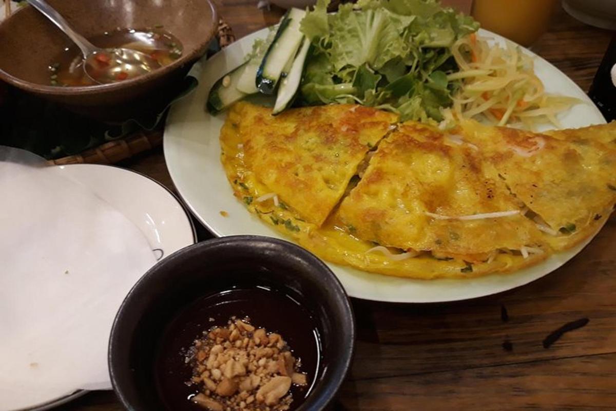 một đĩa thức ăn với trứng ốp la và salad trên bàn