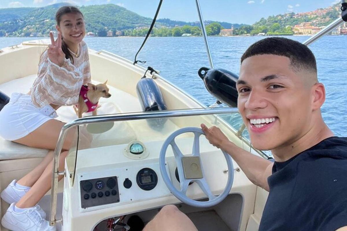 een man en een vrouw op een boot met een hond