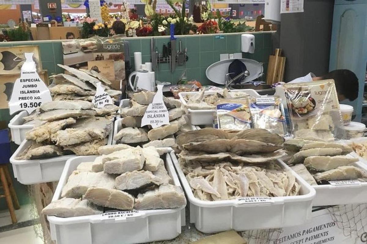 sýning á mismunandi gerðum af samlokum og öðrum matvælum
