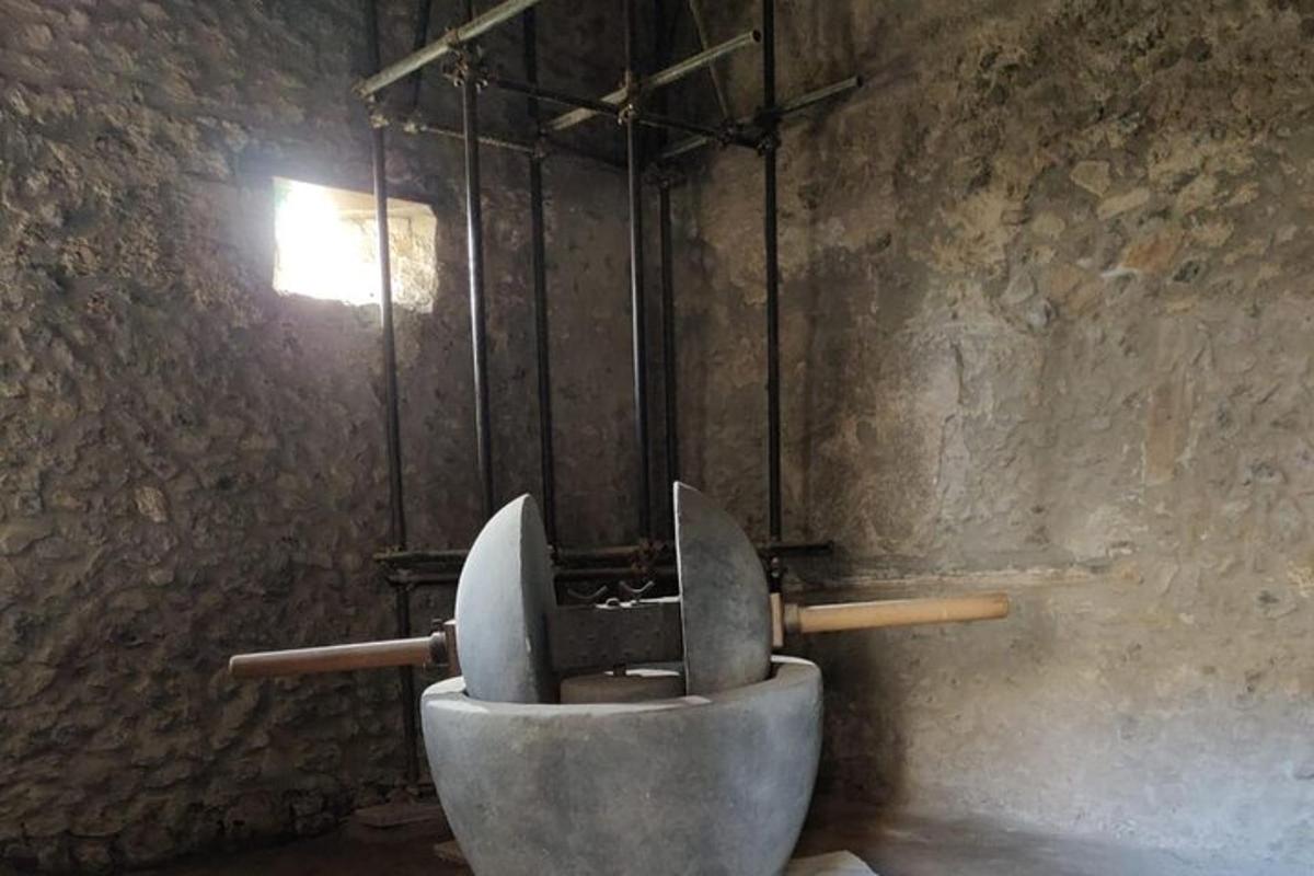 um banheiro com vaso sanitário em uma parede de pedra