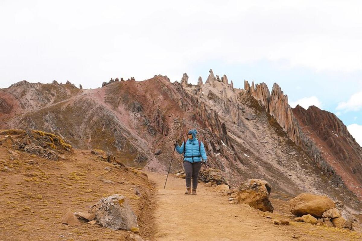 una dona caminant per un camí de terra per una muntanya