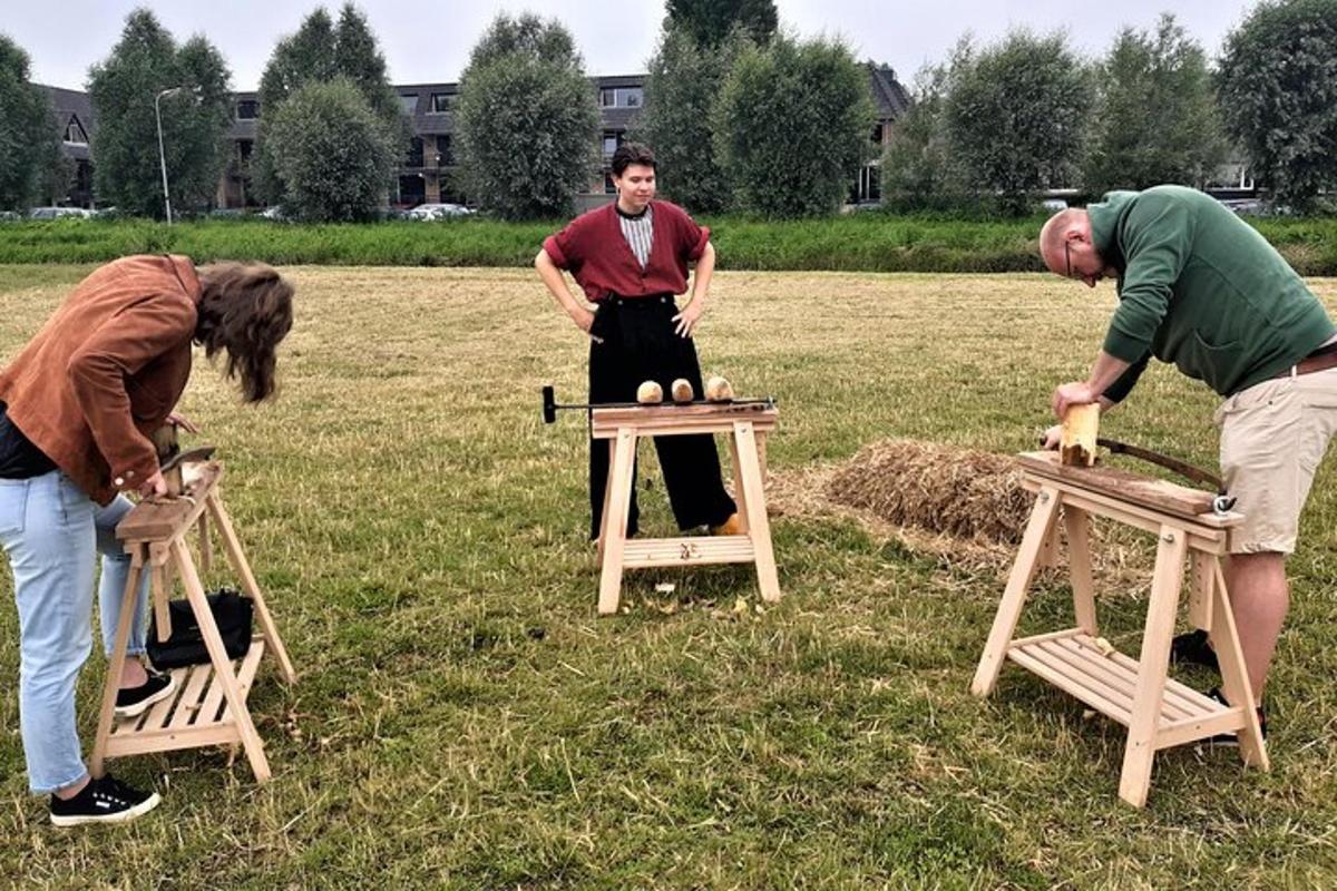 dva lidé stojící nad stolem s míčky na něm