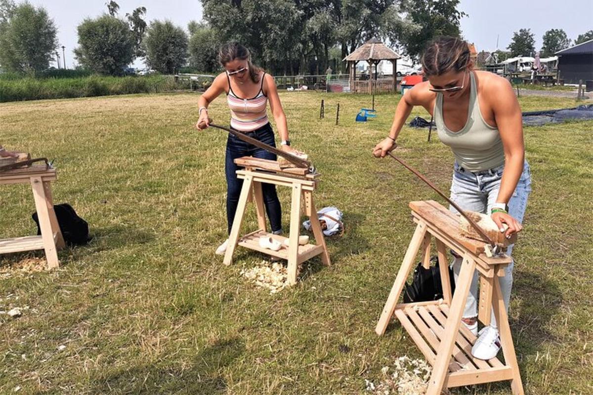 dues dones estan construint tamborets de fusta en un camp