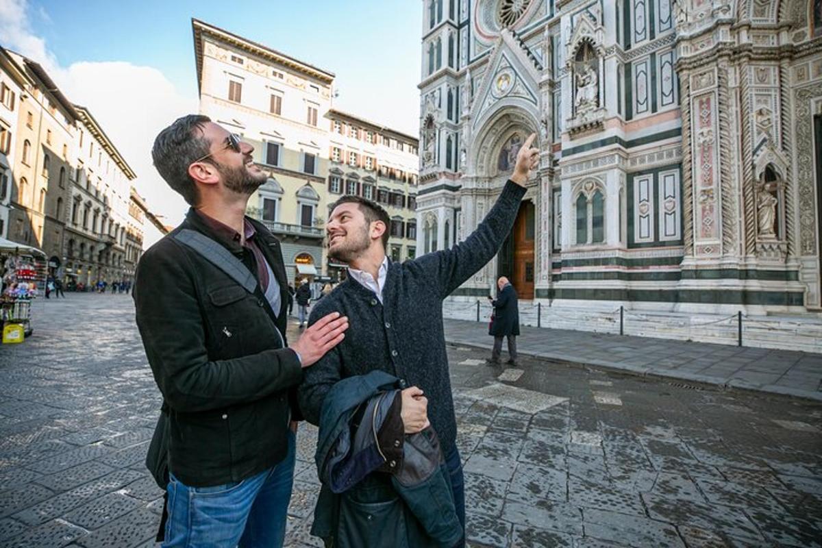dos homes drets davant d'un edifici