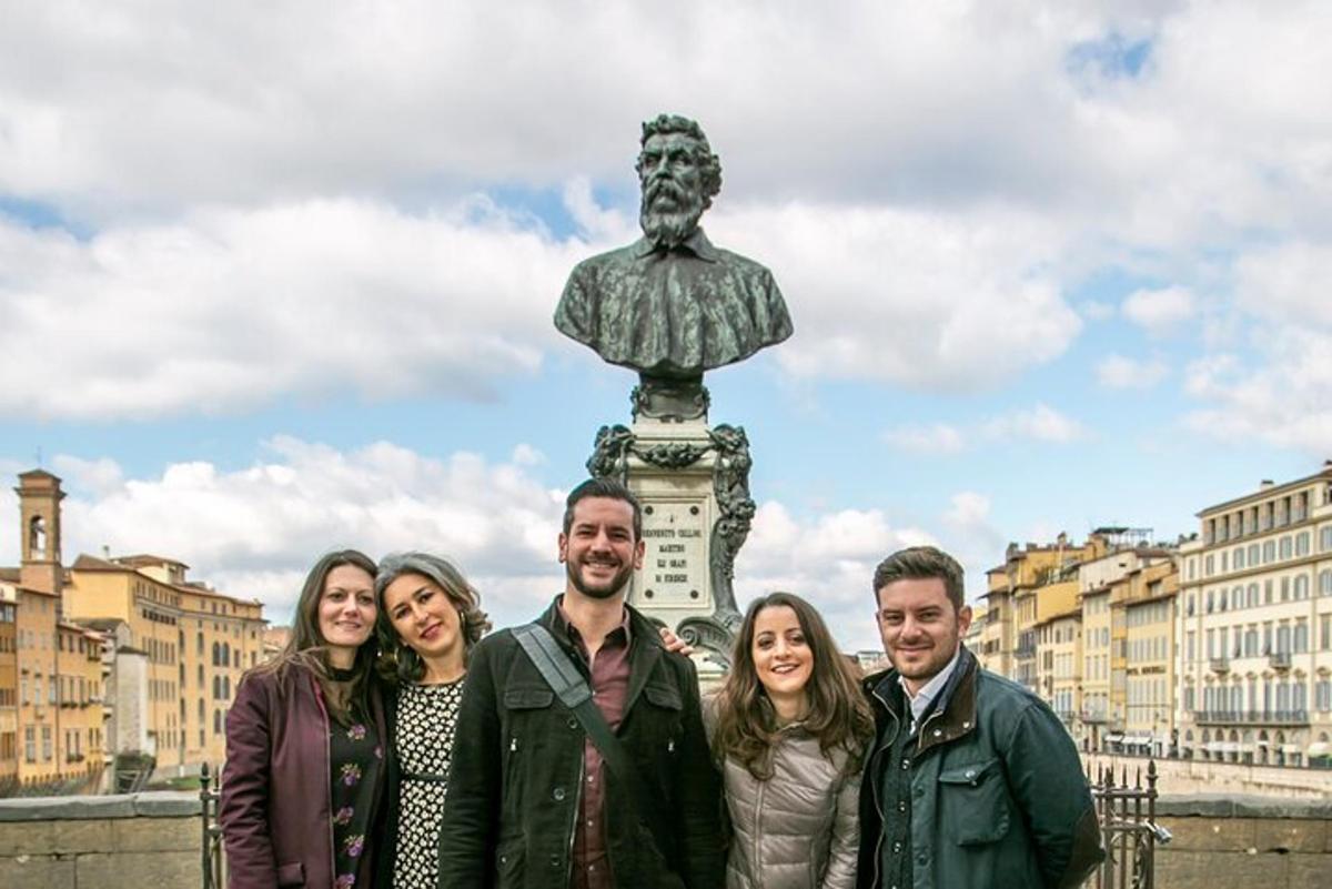 un grup de persones dempeus davant d'una estàtua
