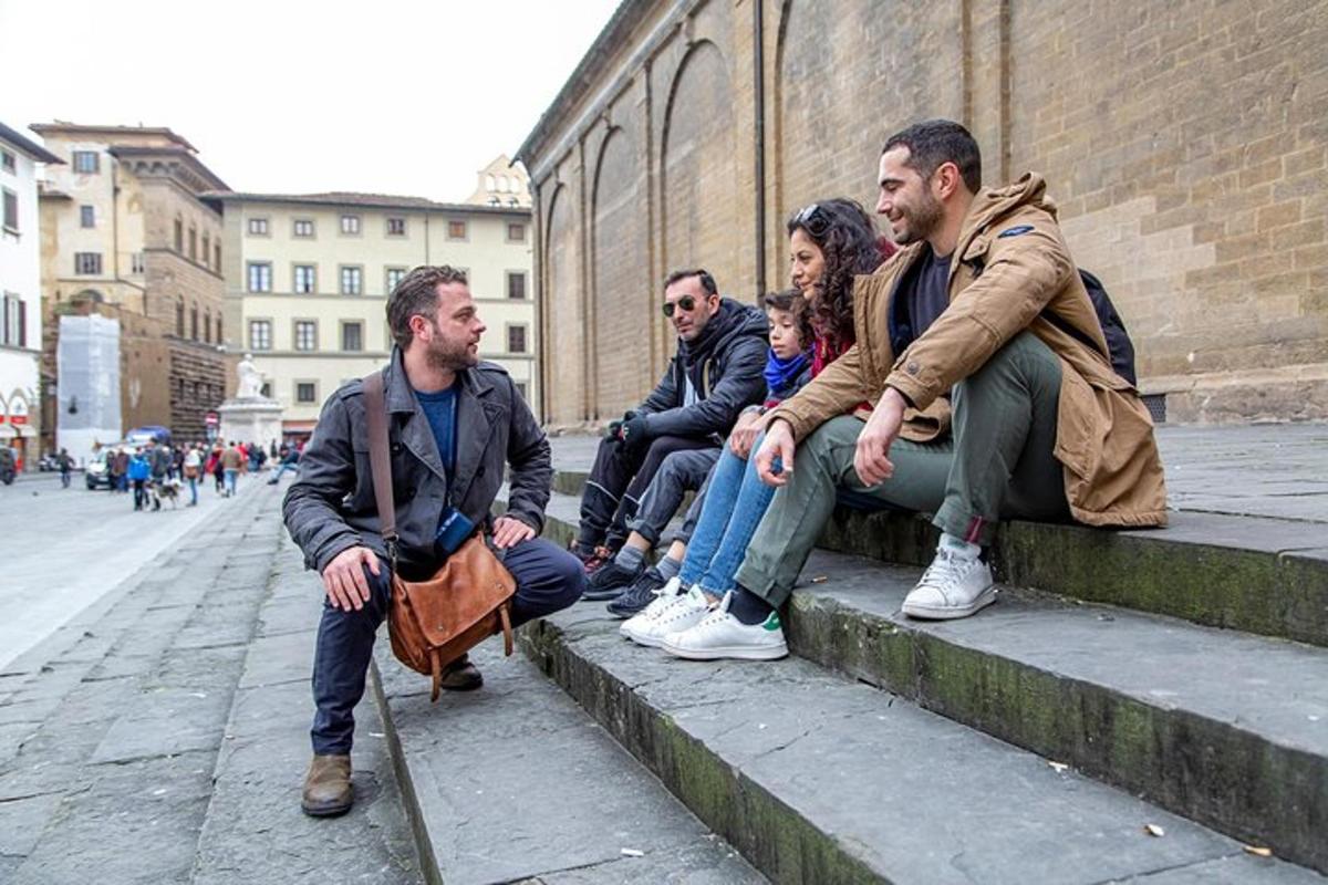 un gruppo di persone sedute sui gradini di un edificio