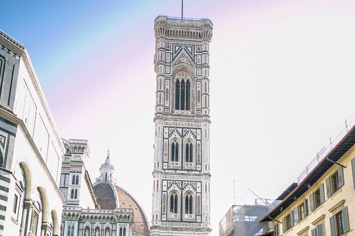 un edifici alt amb una torre de rellotge en una ciutat