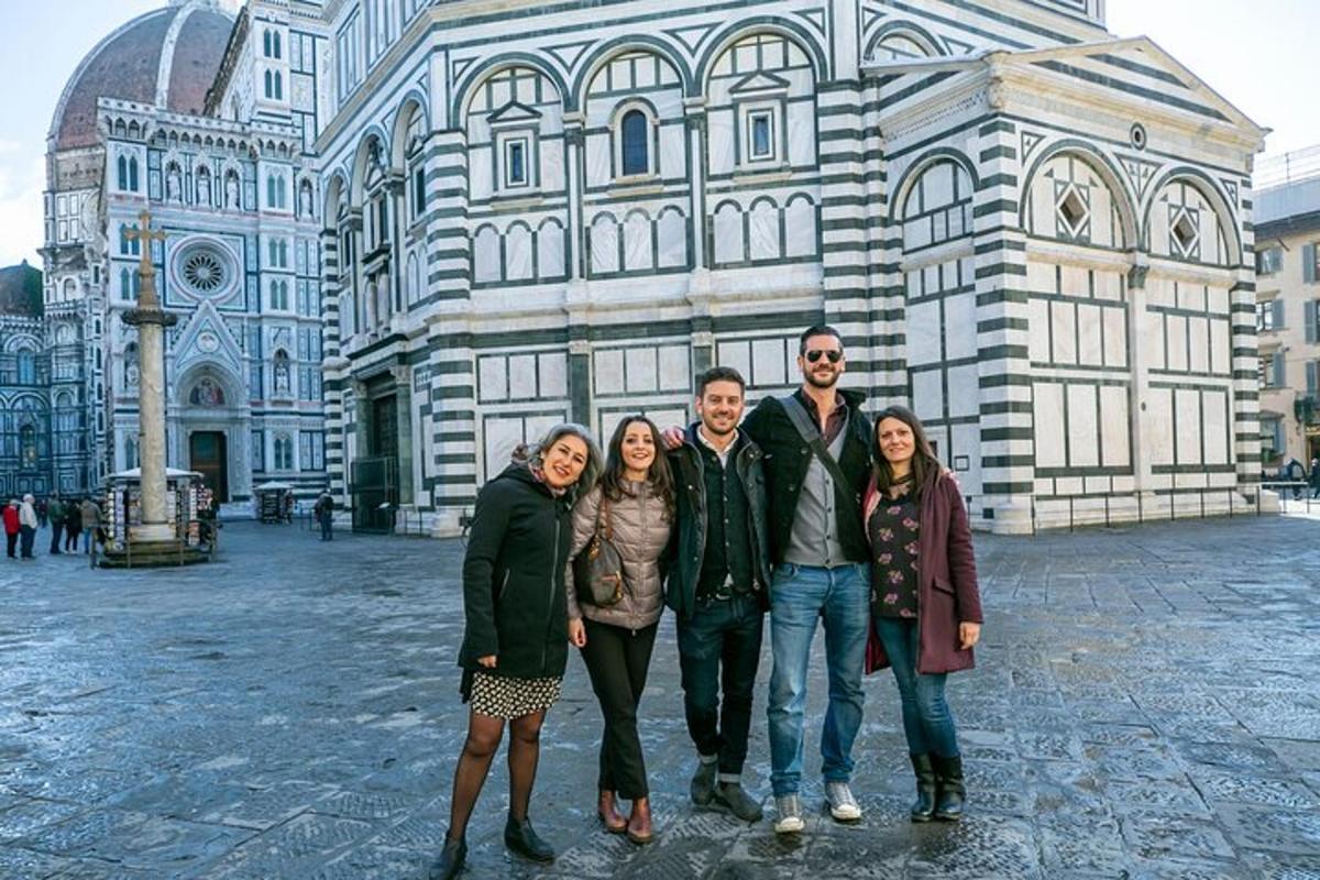 un grup de persones dempeus davant d'un edifici