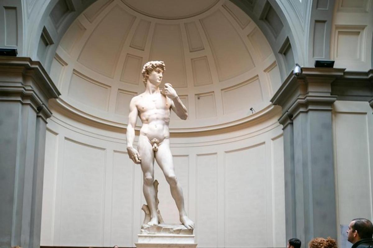 una statua di un uomo in piedi in un museo