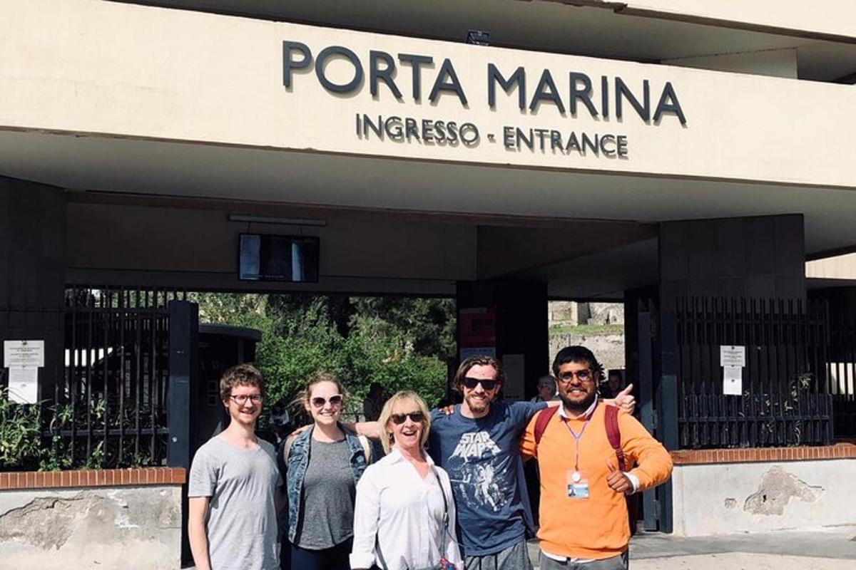 un gruppo di persone in piedi davanti a un edificio