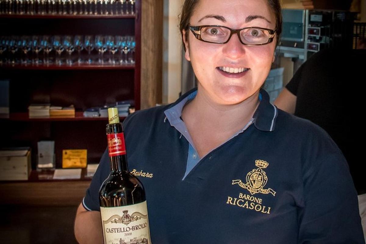 ženska drži steklenico vina
