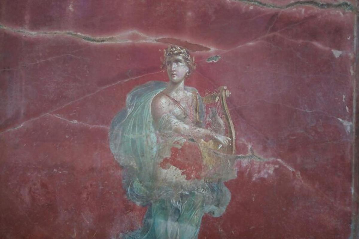 un dipinto di una donna che tiene in mano un sassofono su un muro