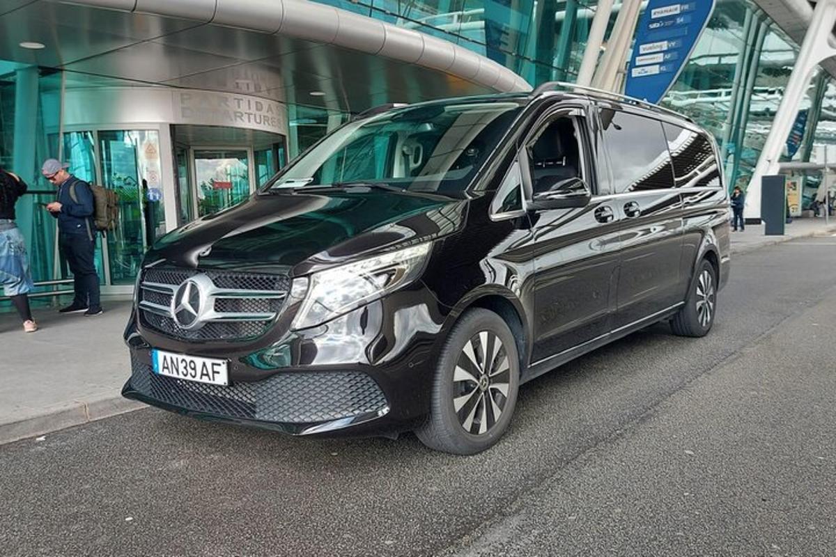 sebuah kereta hitam berhenti di hadapan sebuah bangunan