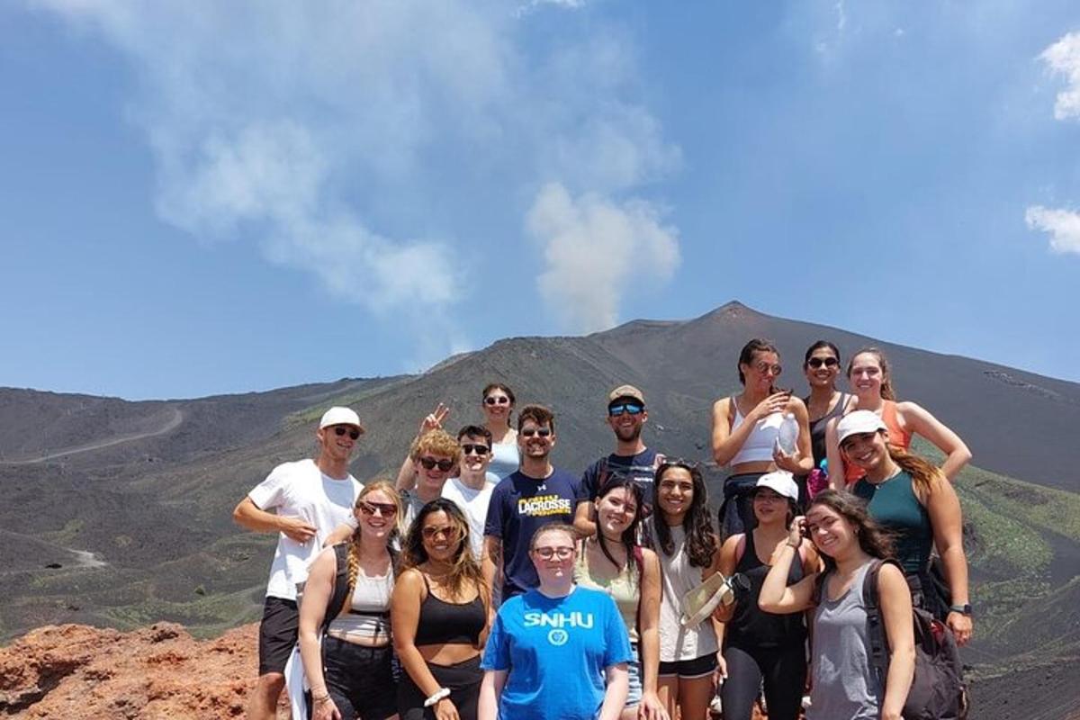 un gruppo di persone in piedi sulla cima di una montagna