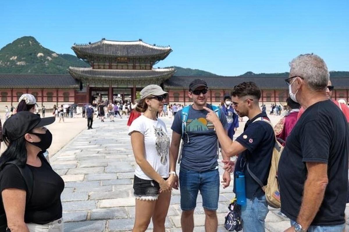 một nhóm người đứng trước một tòa nhà