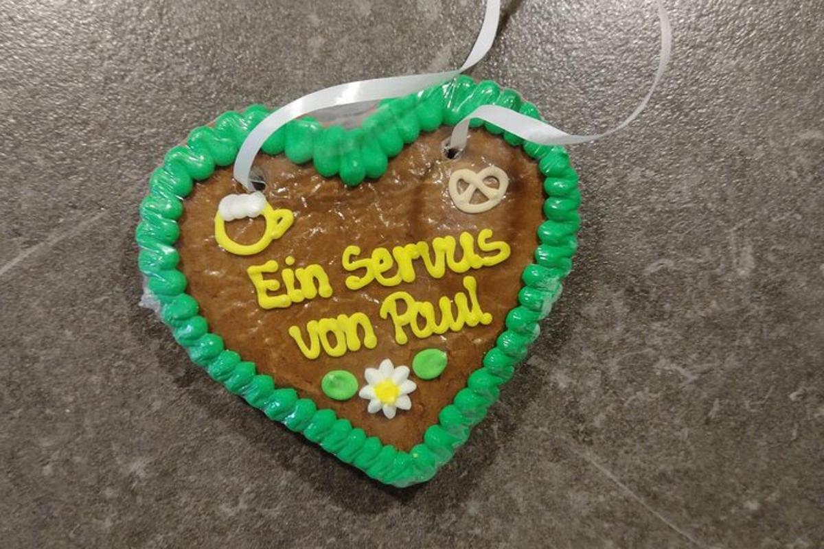 en hjerteformet kake med grønn og gul glasur