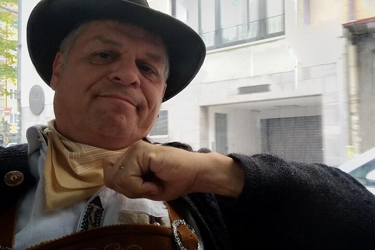 vanem mees mütsi ja kikilipsuga