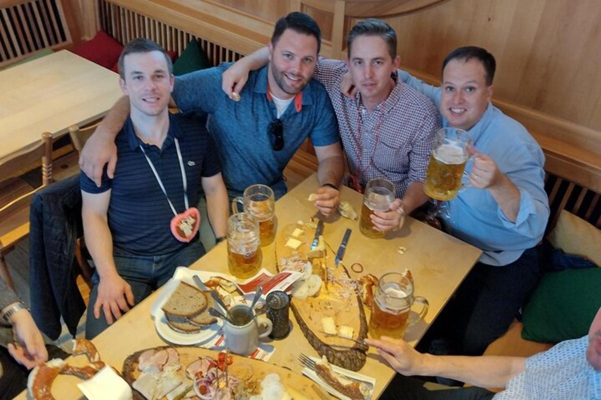 grupp mehi istub laua ümber õllega