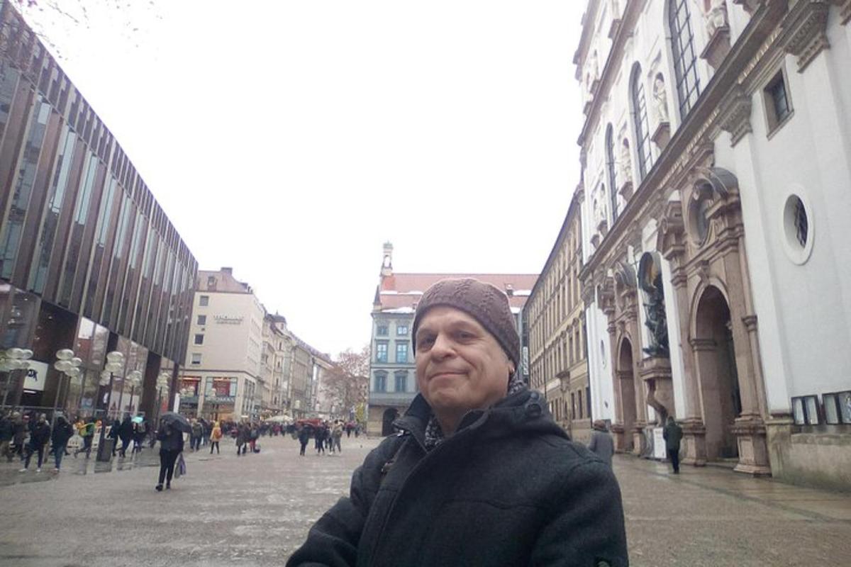 muž stojaci uprostred mestskej ulice