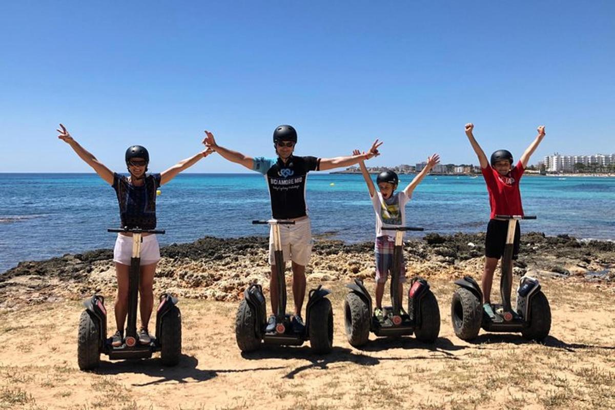 un gruppo di quattro persone che cavalcano dei segift sulla spiaggia