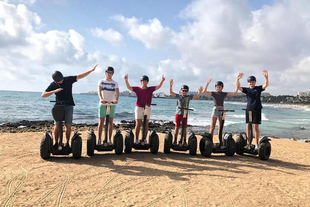 un gruppo di persone in giro su quad sulla spiaggia