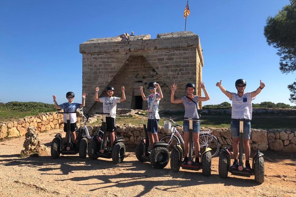 un gruppo di ragazzi in viaggio su veicoli a quattro ruote
