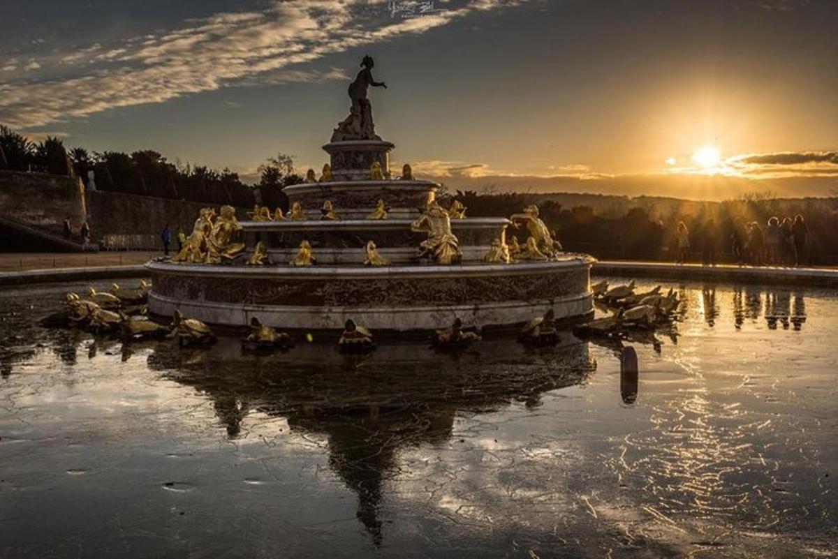 a large fountain with a statue in the middle of the water