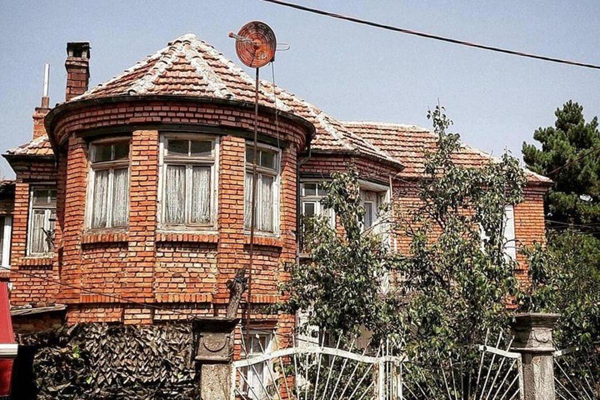 sebuah rumah bata lama dengan jam di atasnya