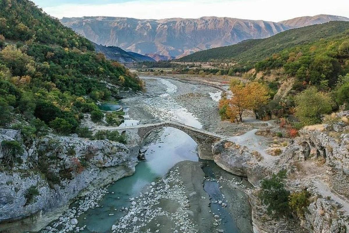 pemandangan dari udara sungai dengan jambatan