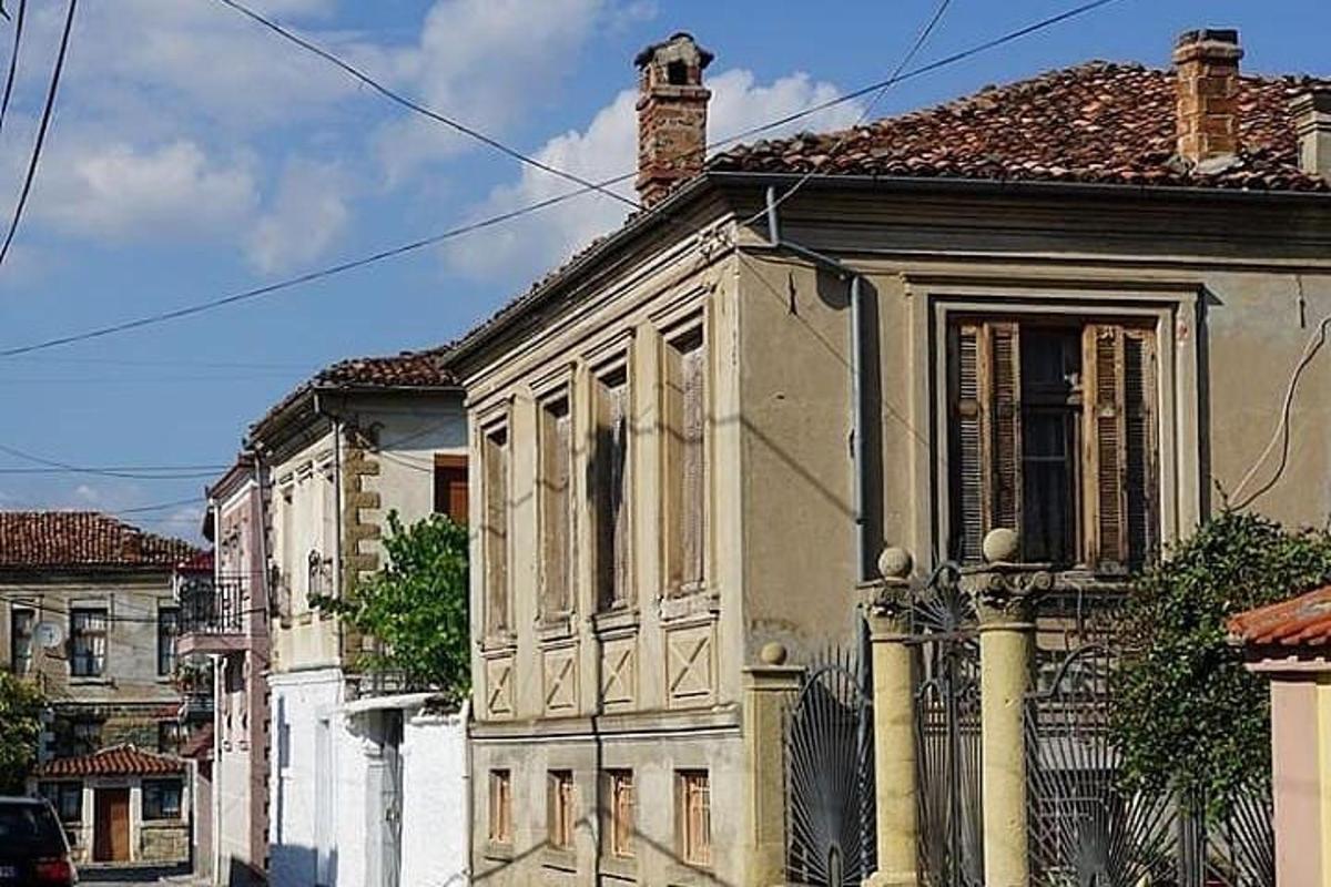 una vecchia casa sul ciglio di una strada