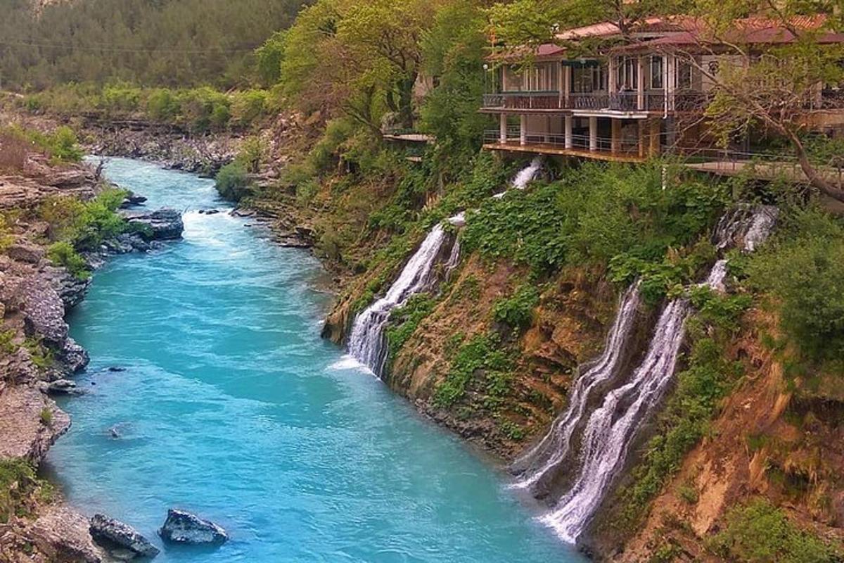 sebuah rumah di atas bukit di sebelah sungai