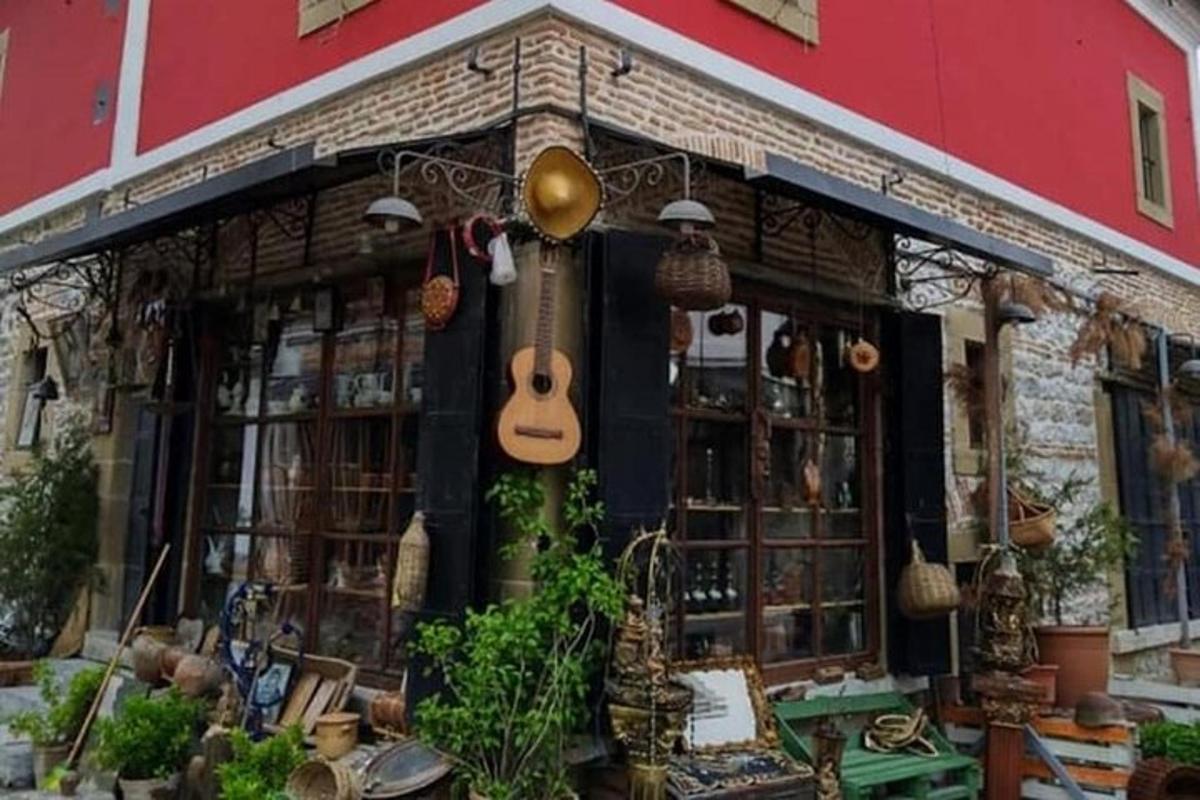 sebuah kedai dengan gitar di hadapannya