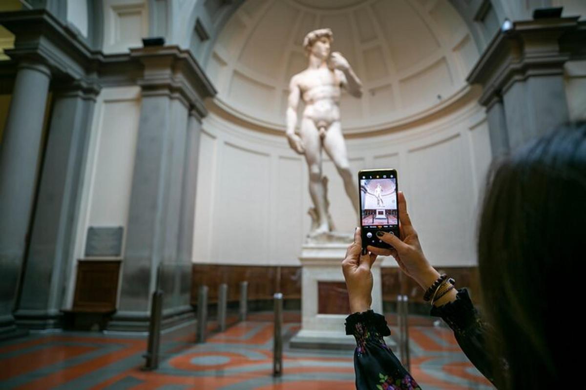 seseorang mengambil gambar patung dengan telefon bimbit