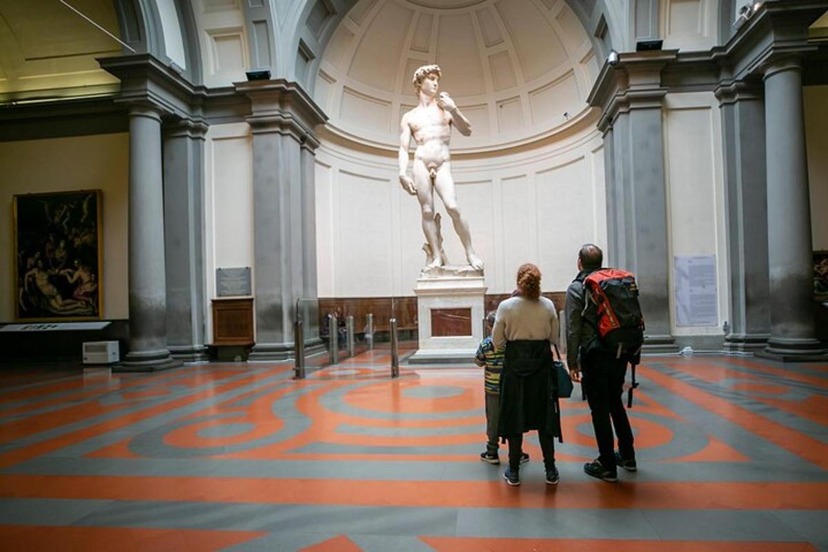 um grupo de pessoas olhando para uma estátua em um museu