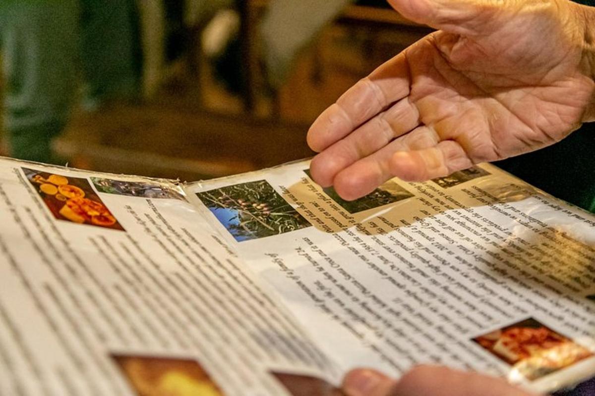 inimene, kes hoiab käes paberitükki