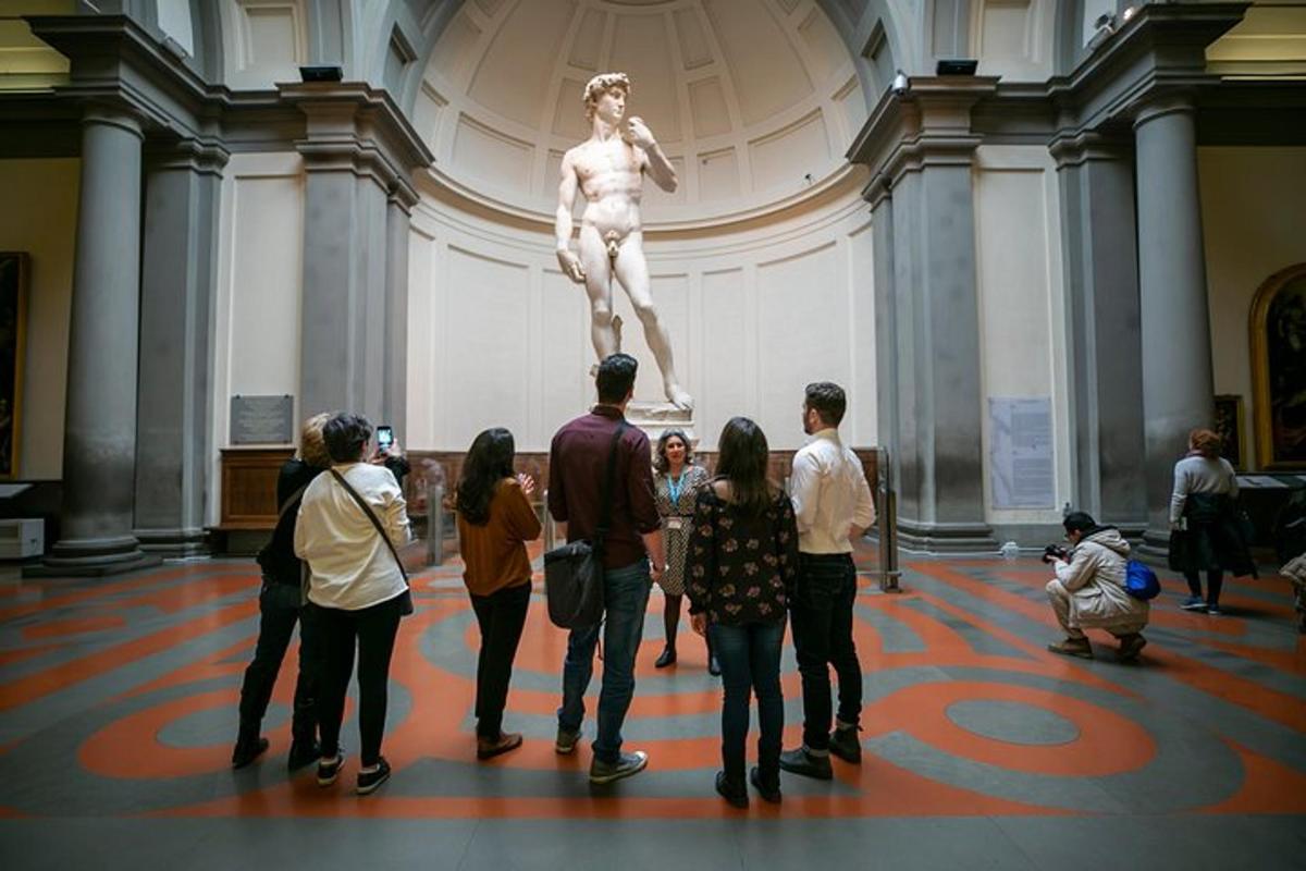 sekelompok orang sedang melihat patung di museum